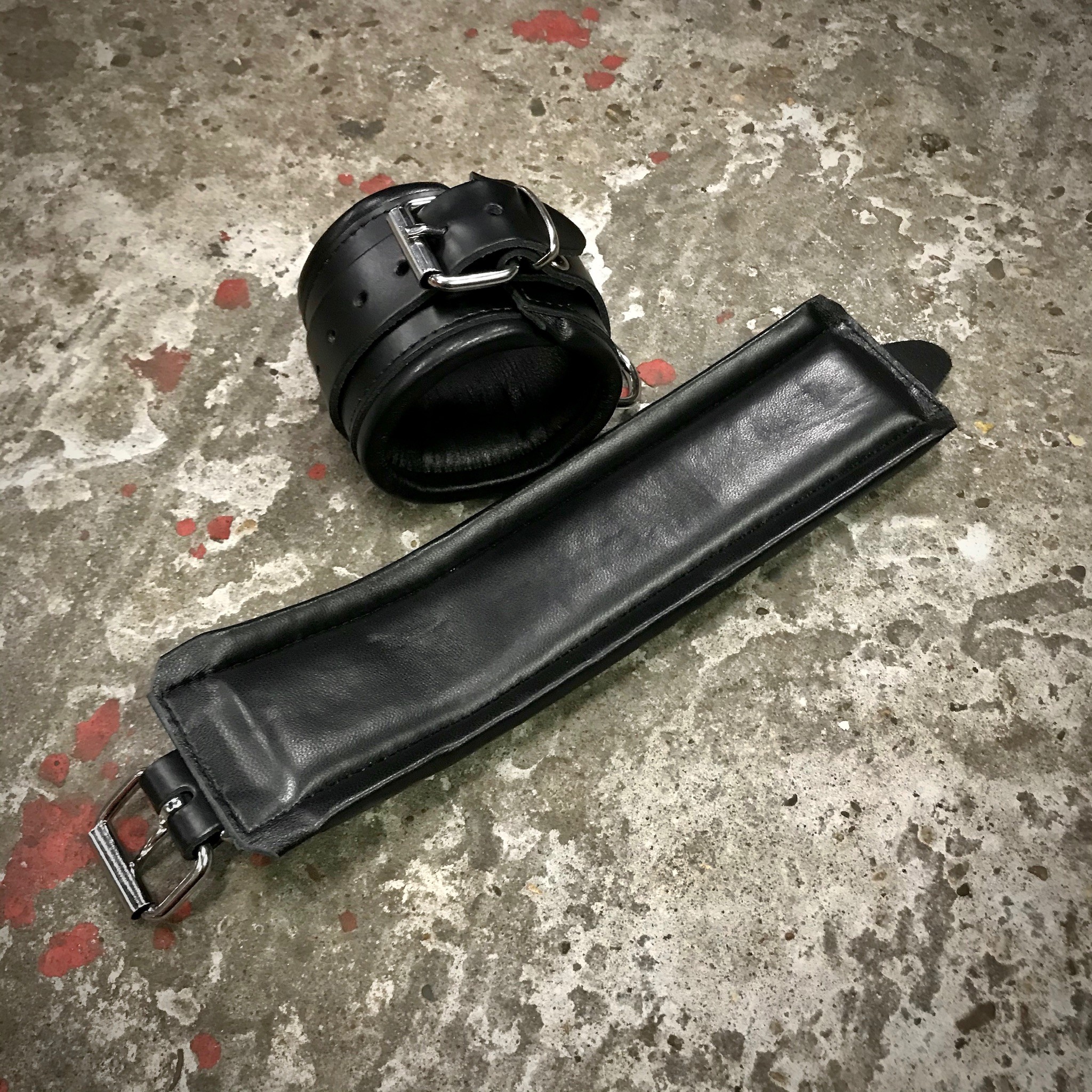 Lederen Enkel-Boeien 8 cm. Zwart + Zwarte bies, Per 2 st. - Afbeelding 2