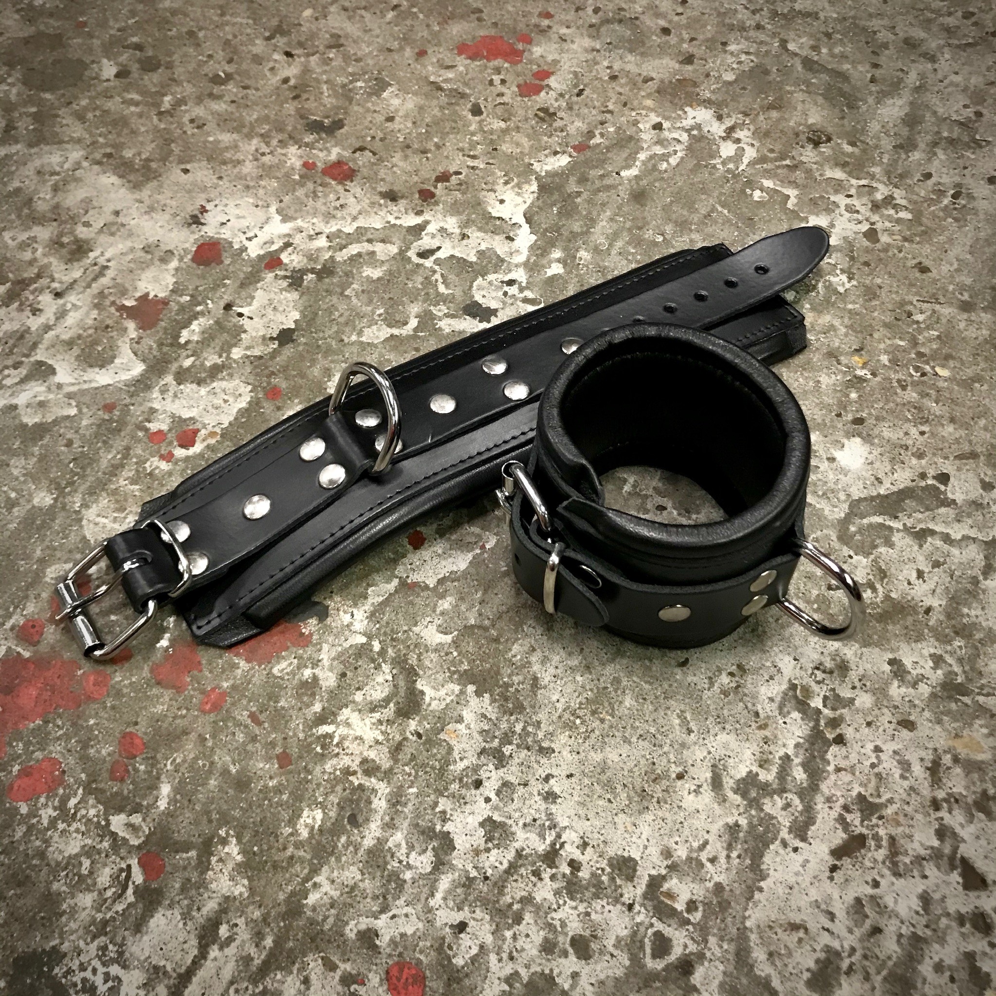 Lederen Enkel-Boeien 8 cm. Zwart + Zwarte bies, Per 2 st. - Afbeelding 4