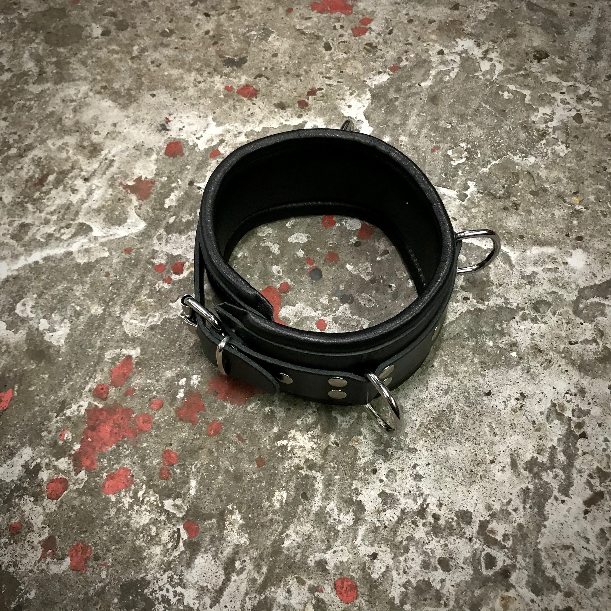 Lederen Hals-Boei 8 cm. Zwart + Zwarte Bies - Afbeelding 4