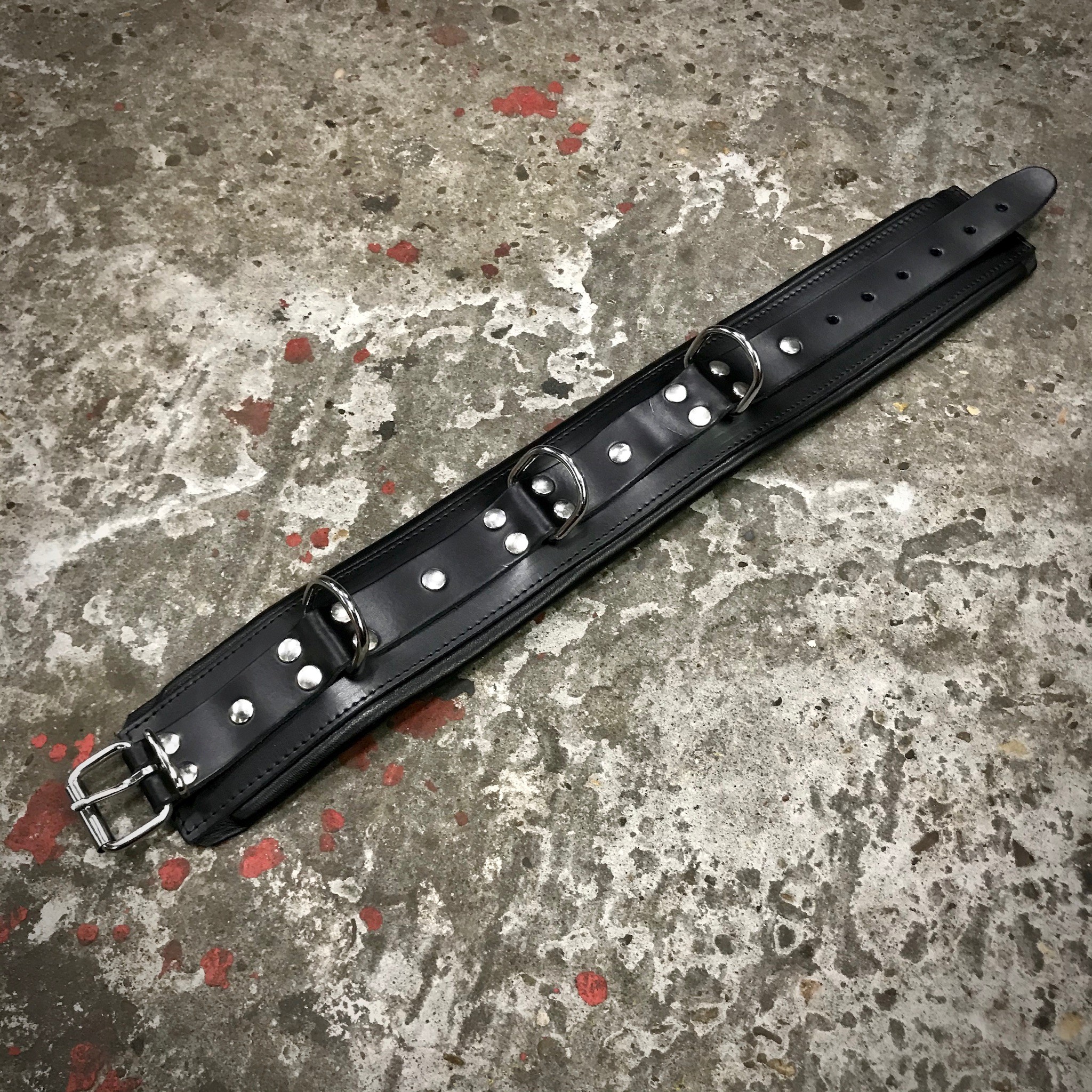 Lederen Hals-Boei 8 cm. Zwart + Zwarte Bies - Afbeelding 2