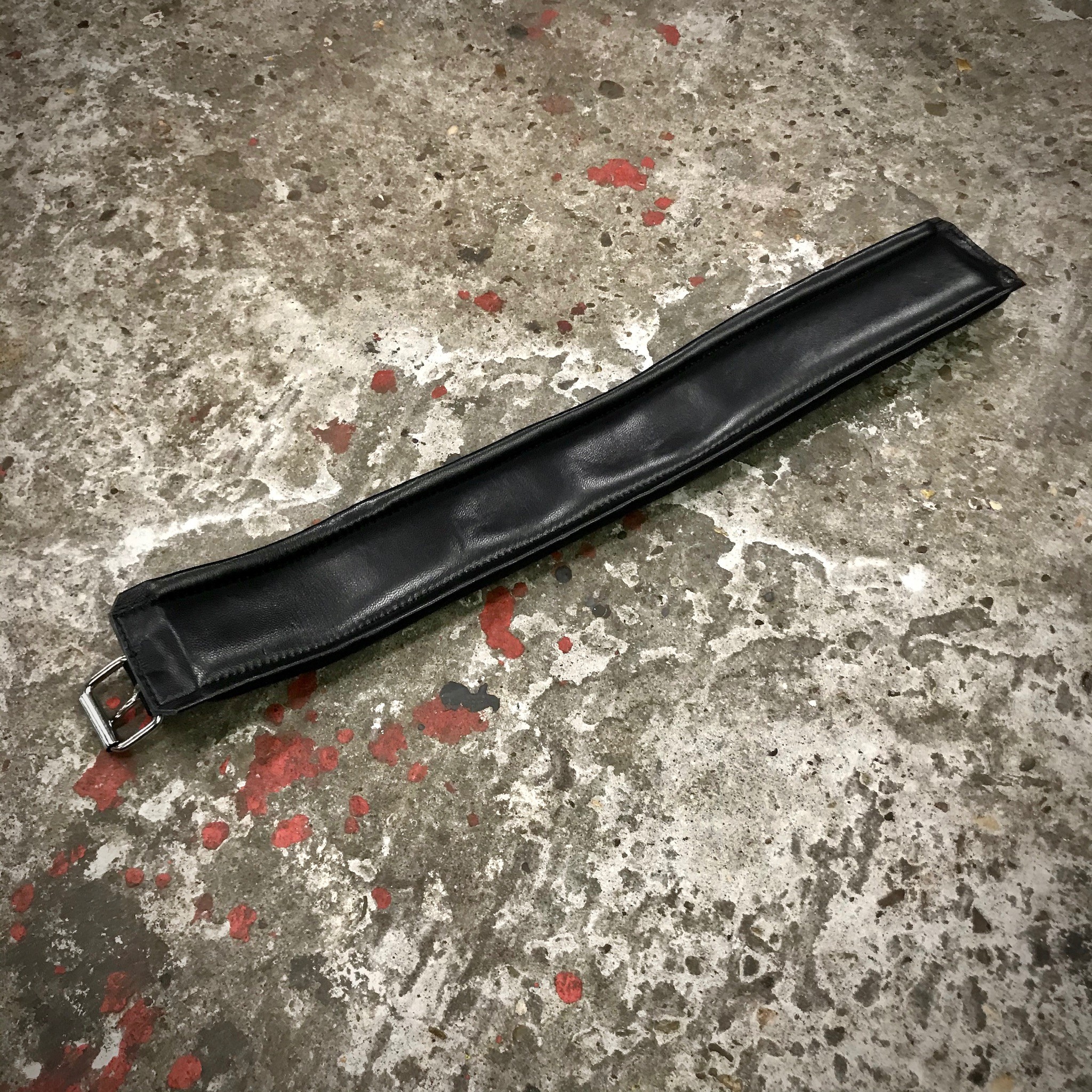 Lederen Hals-Boei 8 cm. Zwart + Zwarte Bies - Afbeelding 3