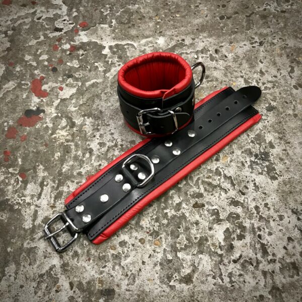 Lederen Enkel-boeien 8 cm. Zwart + Rode bies, Per 2 st.