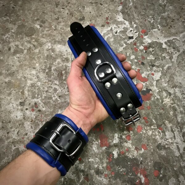 Lederen Pols-boeien 8 cm. Zwart + Blauwe Bies, Per 2 st.