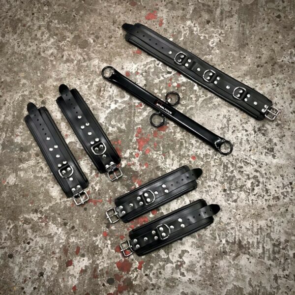 Complete SET Lederen Pols + Enkel + Hals boei + Spreider 50 cm. Zwart + Zwarte Bies