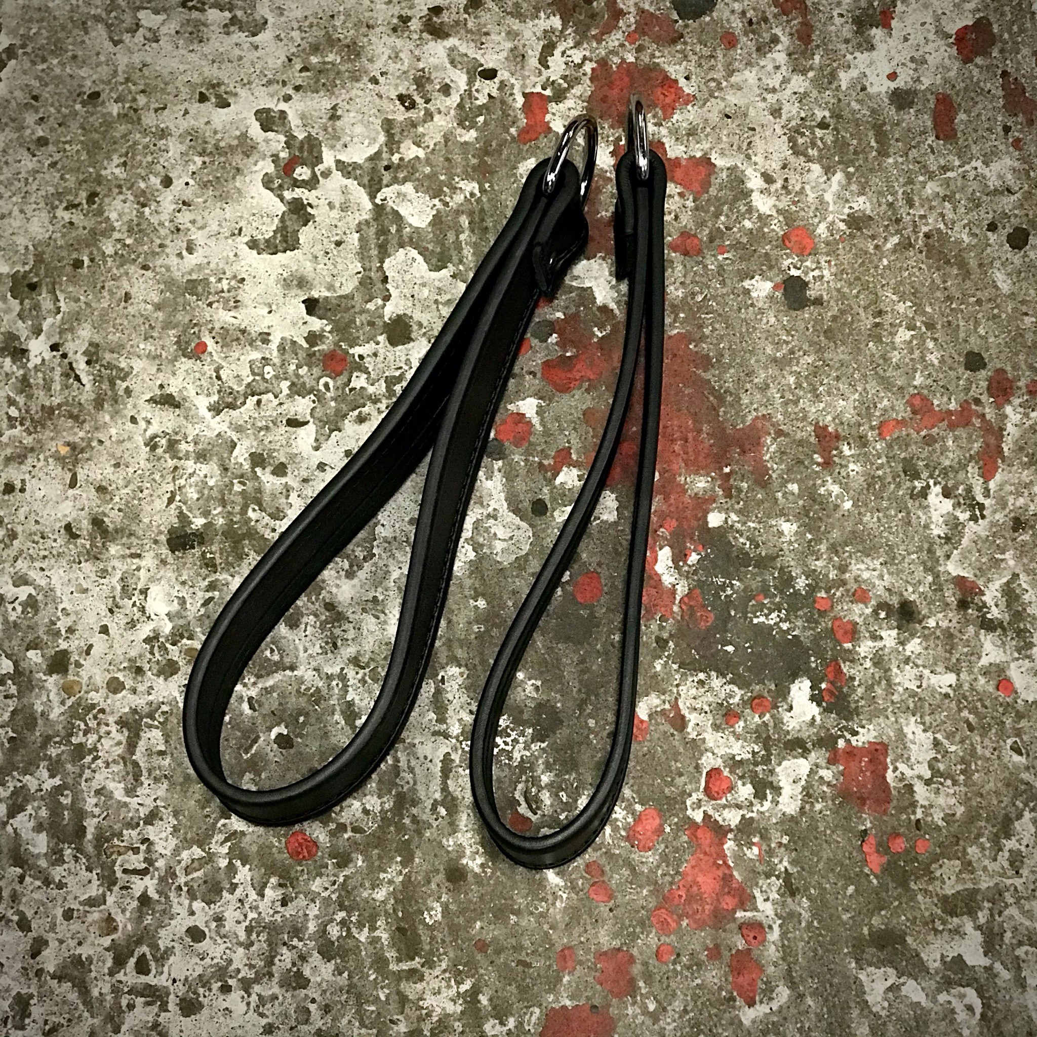 Leg Loops Leather With 1 D-Ring With Piping Black - Image 3