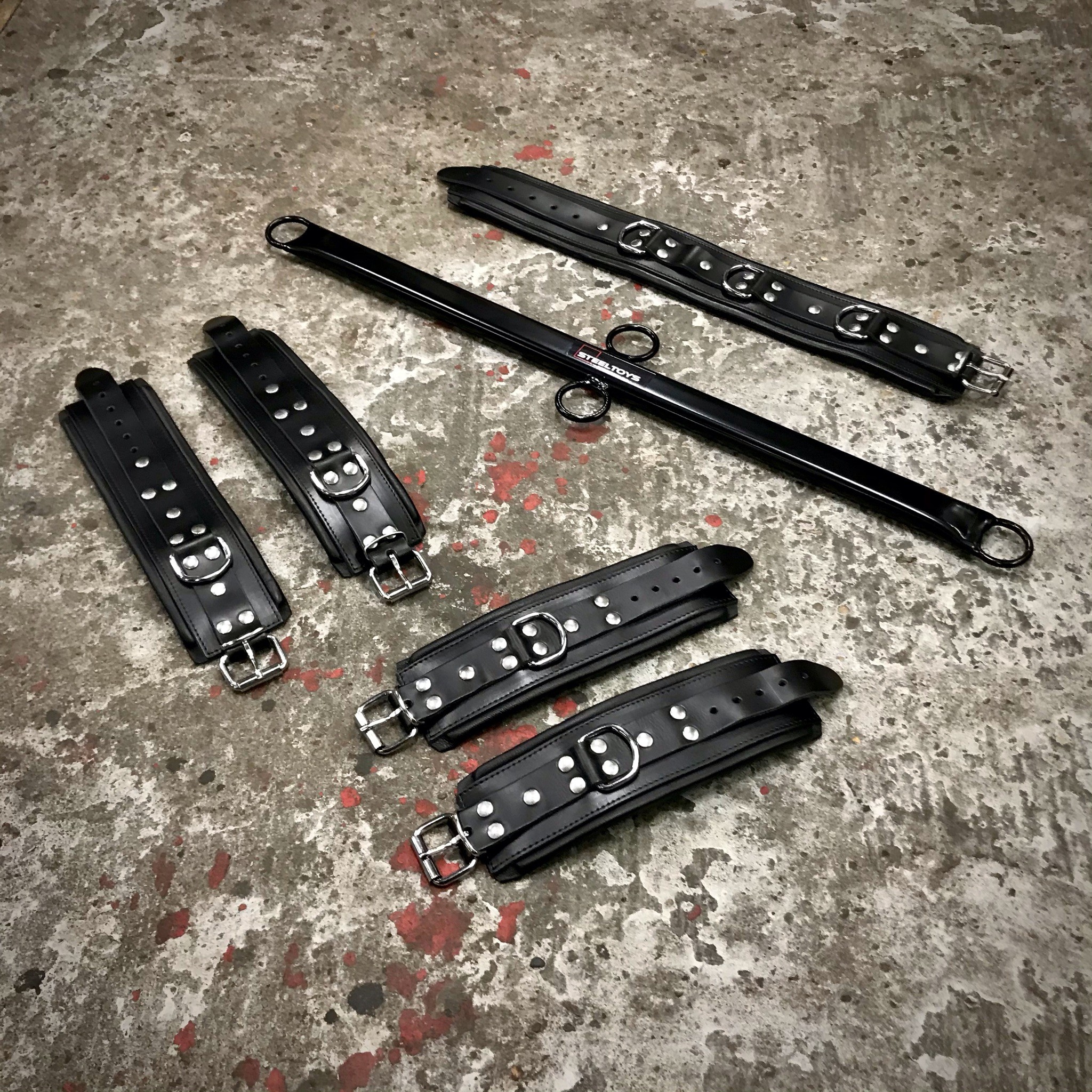 Complete SET Lederen Pols + Enkel + Hals Boei + Spreider 75 cm. Zwart + Zwarte Bies - Afbeelding 3