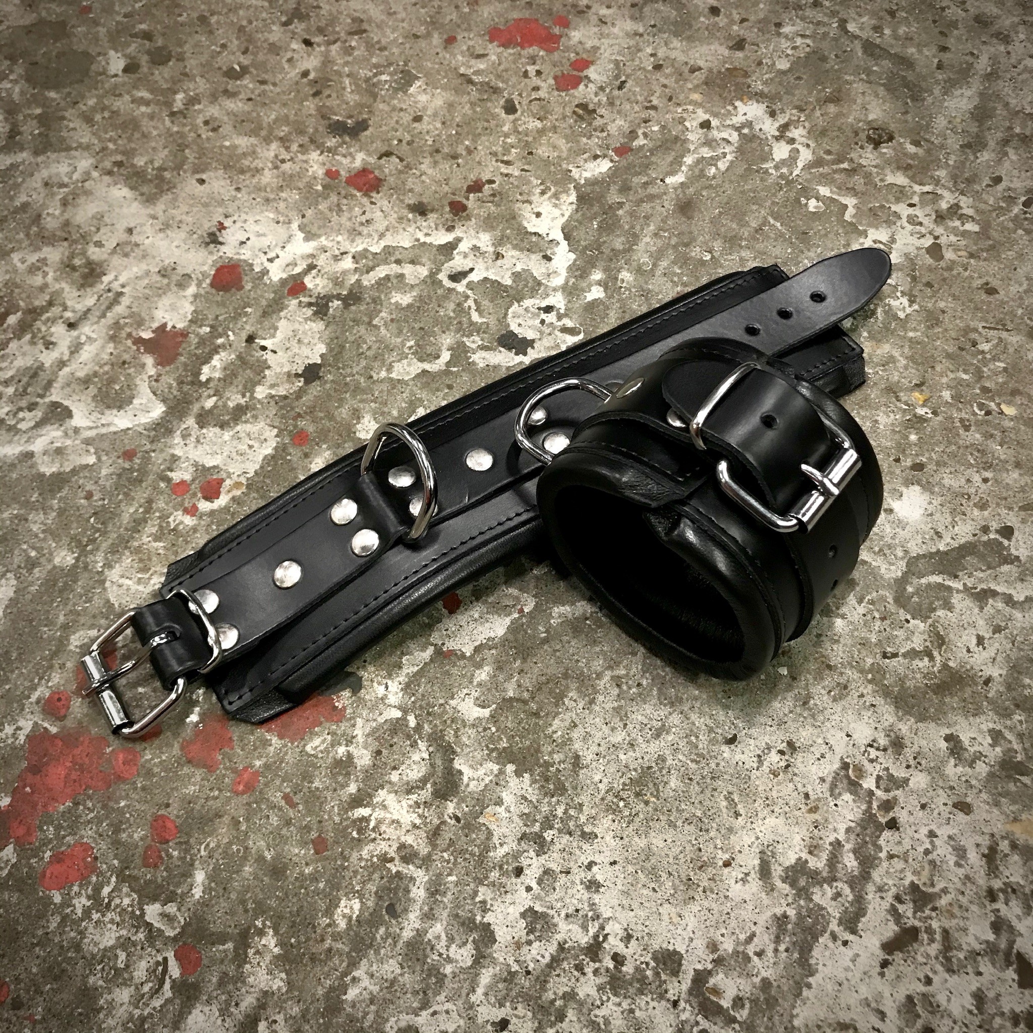 Complete SET Lederen Pols + Enkel + Hals Boei + Spreider 75 cm. Zwart + Zwarte Bies - Afbeelding 7