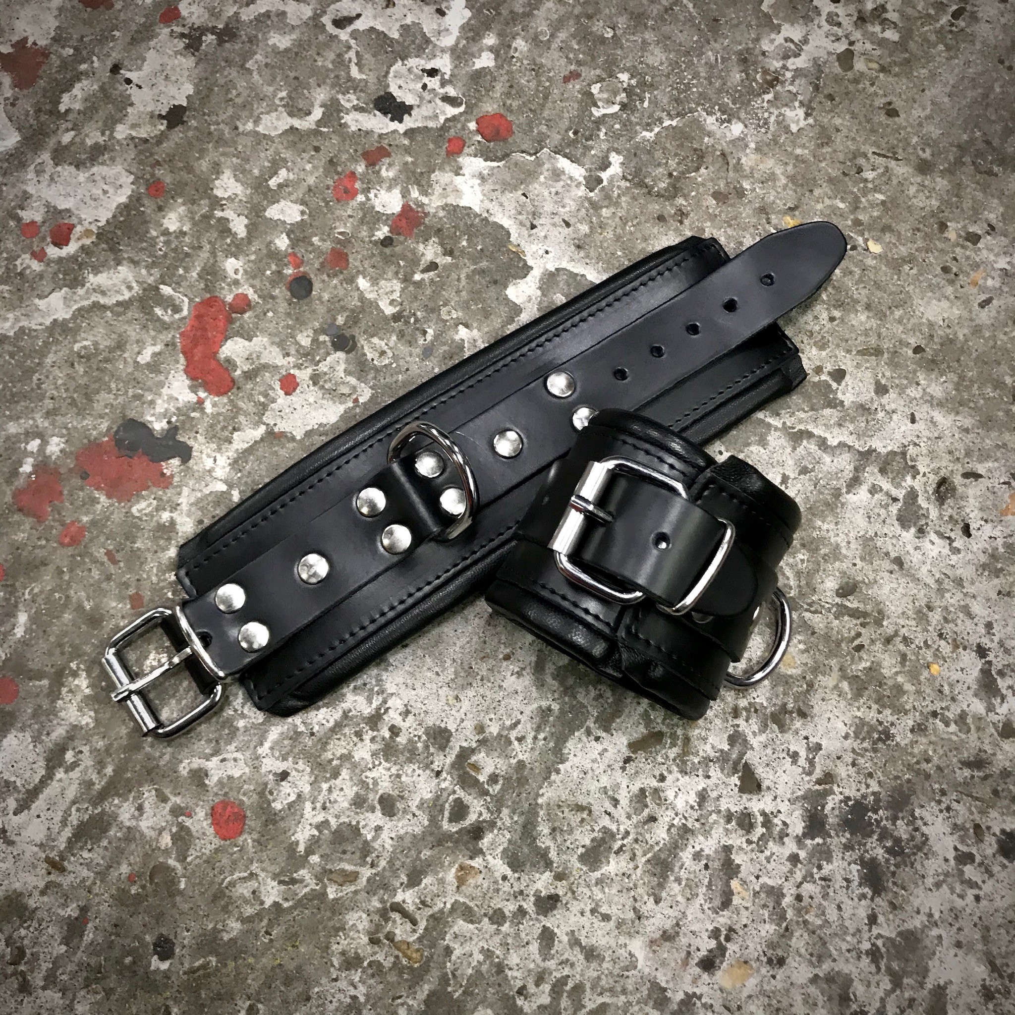 Complete SET Lederen Pols + Enkel + Hals Boei + Spreider 75 cm. Zwart + Zwarte Bies - Afbeelding 6