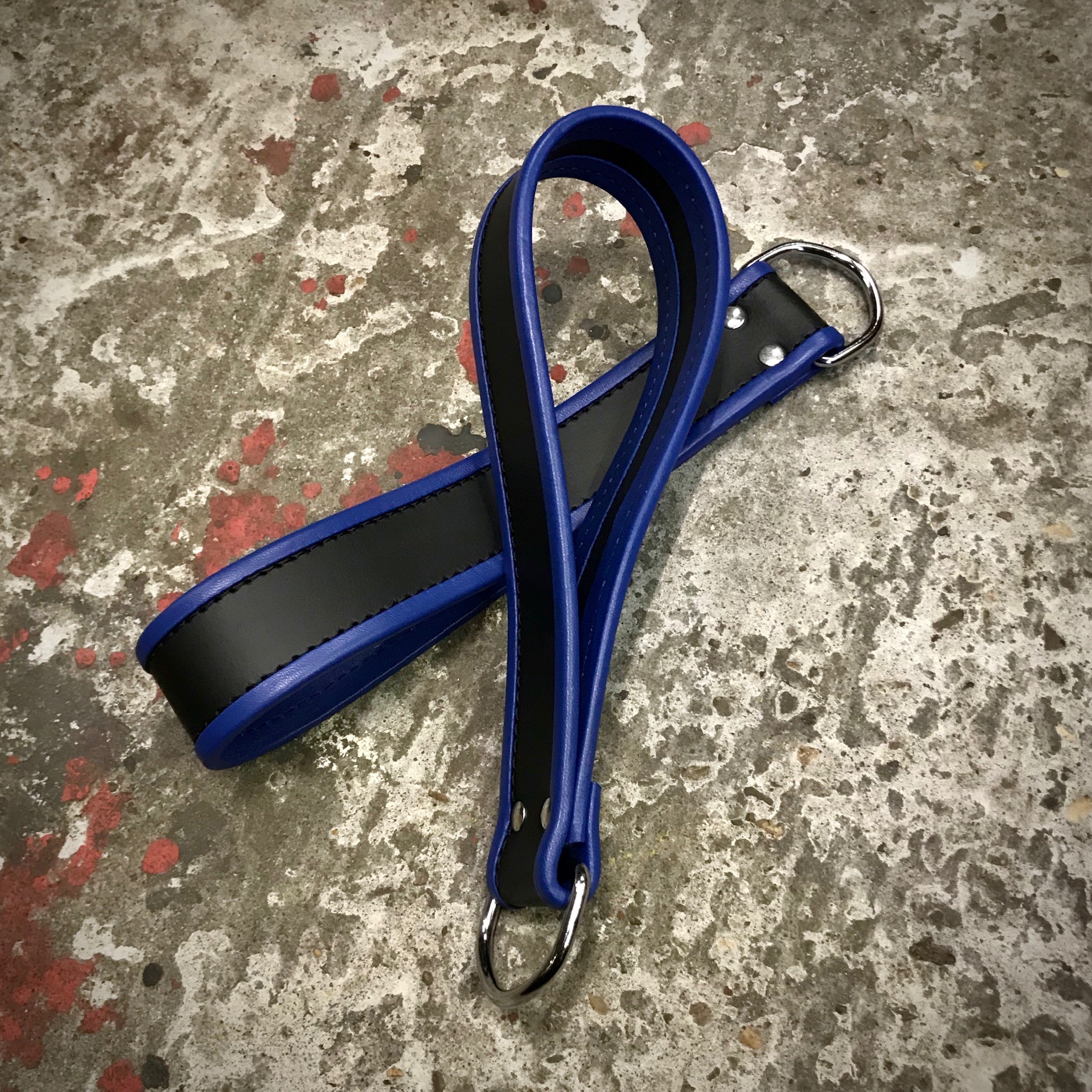 Leg Loops Leather with 1 D-ring with Blue Piping