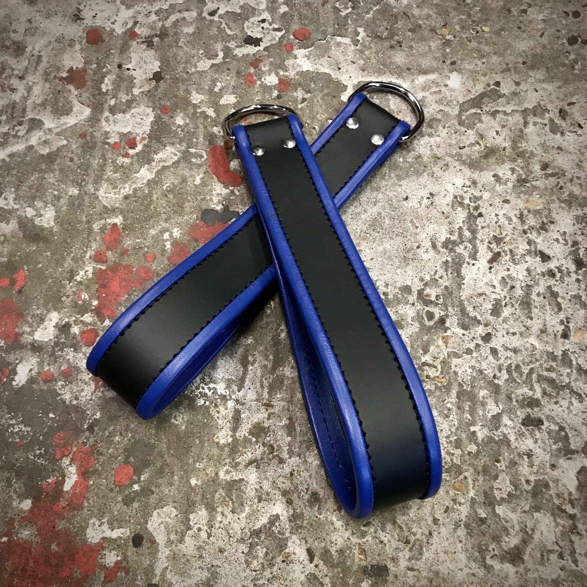 Leg Loops Leather with 1 D-ring with Blue Piping - Image 2