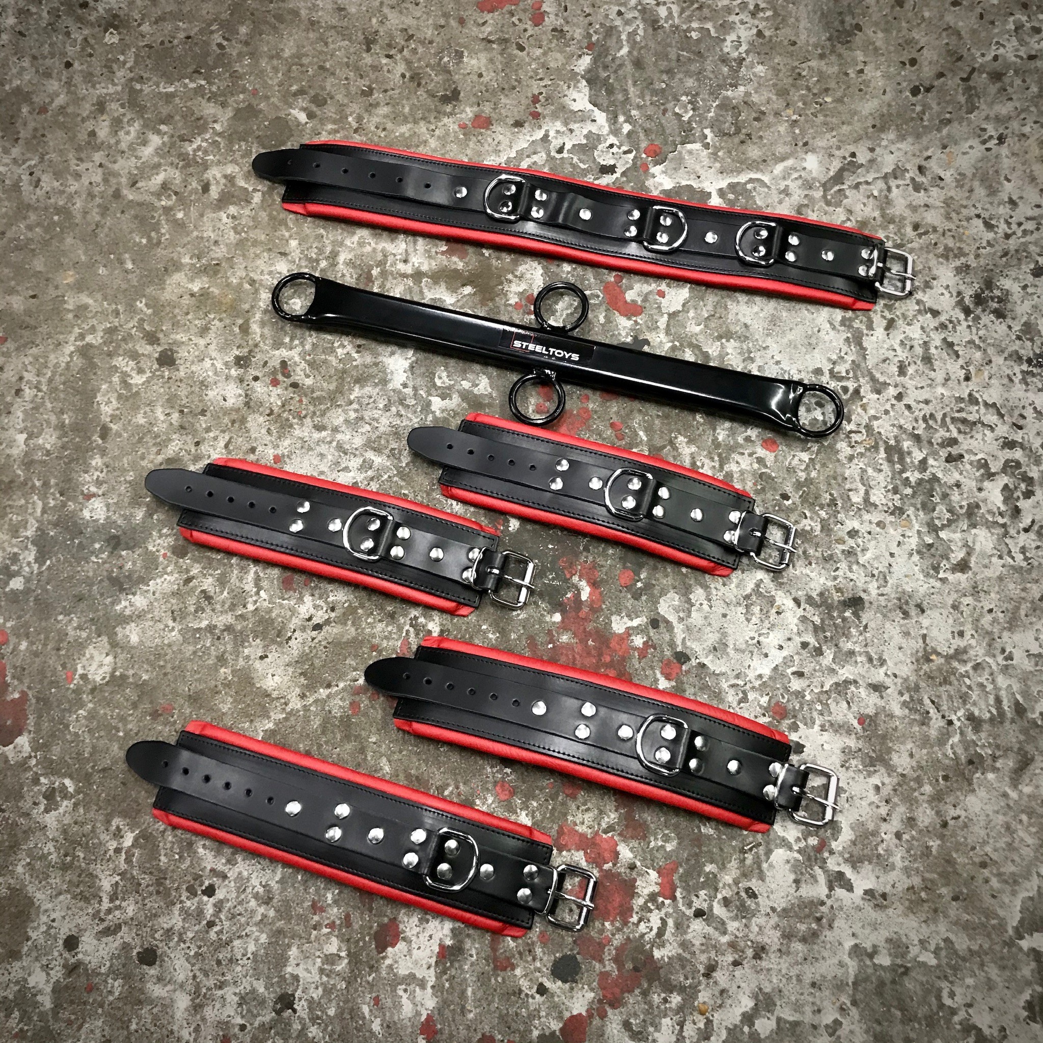 Complete SET Lederen Pols + Enkel + Nek boei + Spreider 50 cm. Zwart + Rode Bies - Afbeelding 2