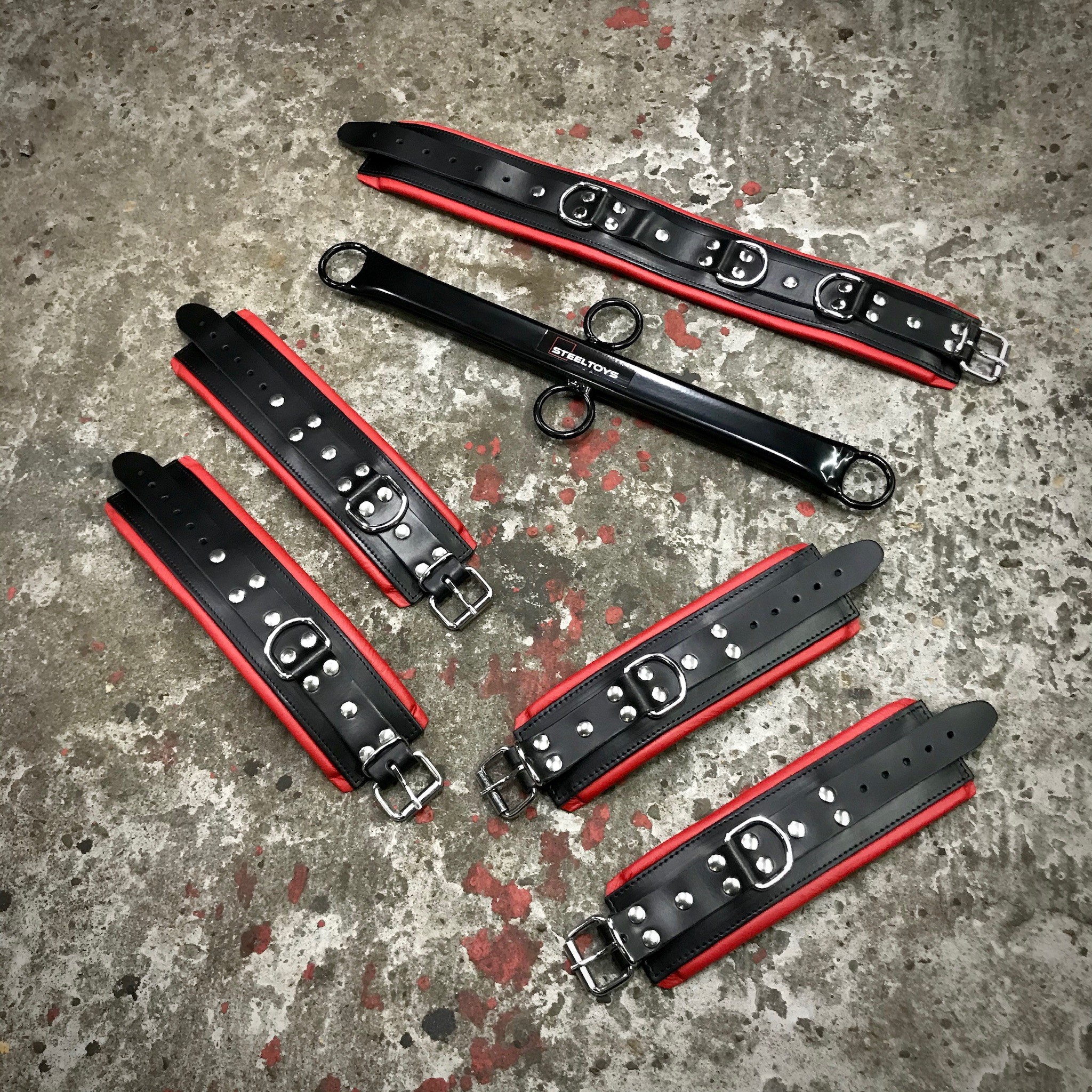 Complete SET Leather Wrist + Ankle + Neck cuff + Spreader 75 cm. Black + Red Piping
