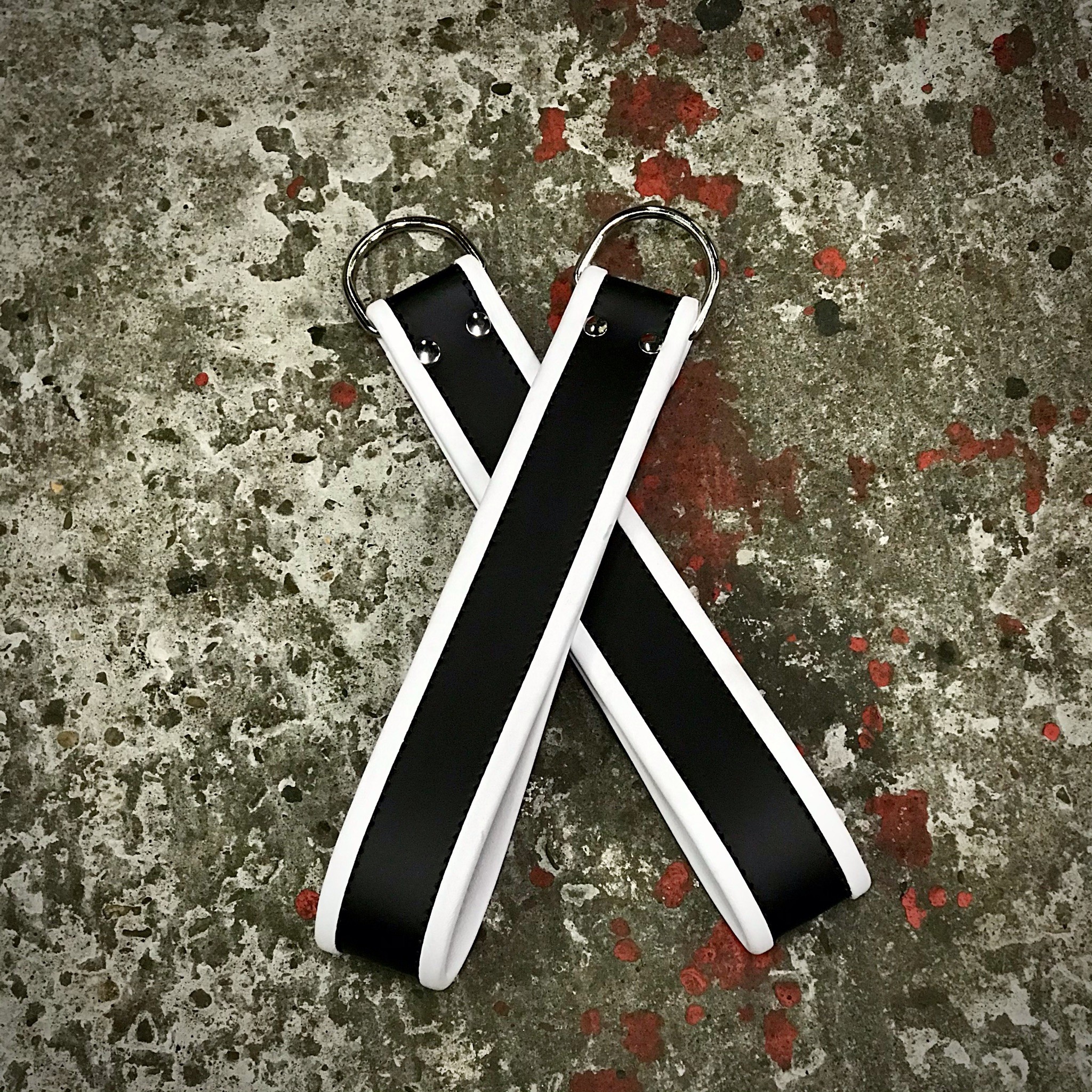 Leg Loops Leather with 1 D-ring with White Piping