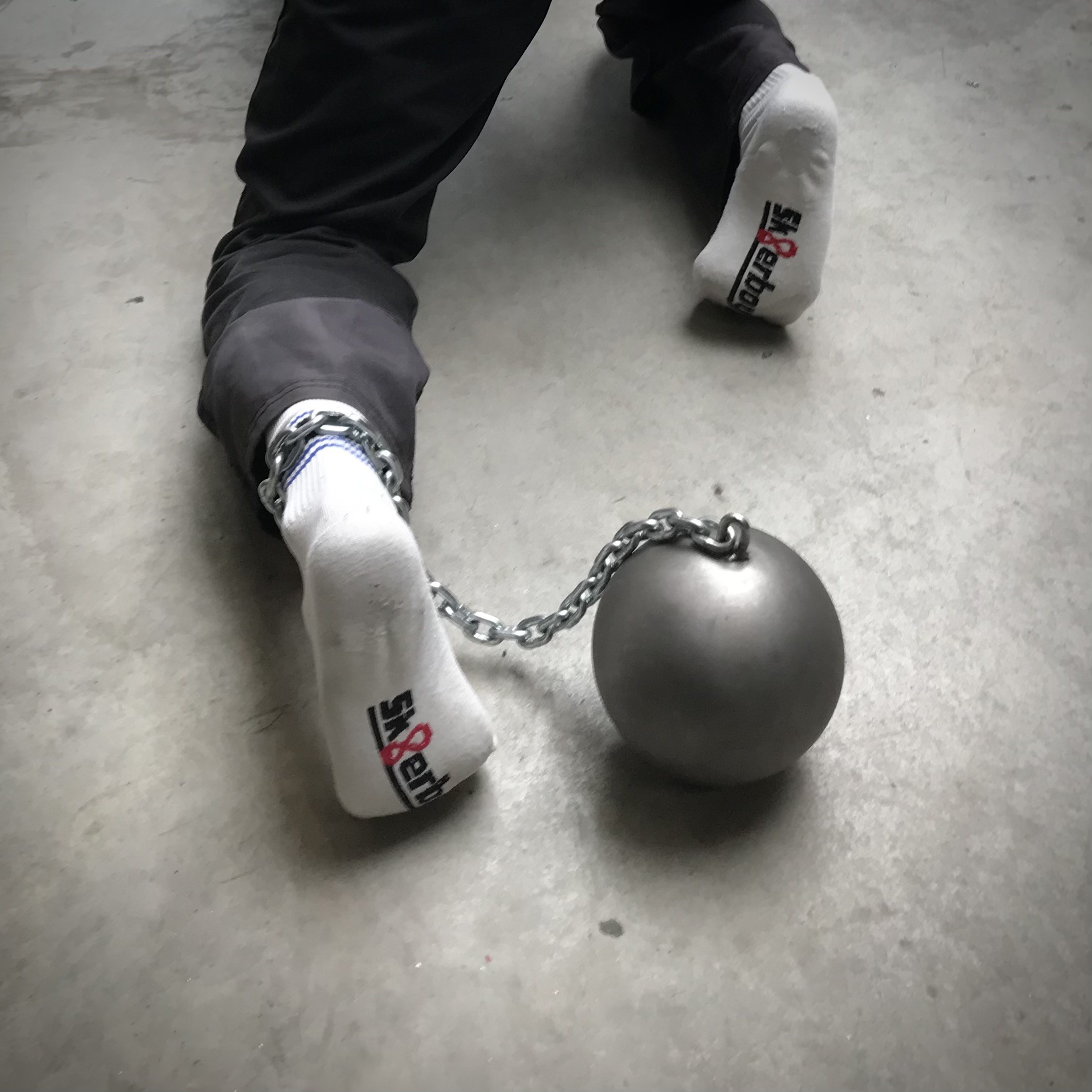 Stalen Bal - Gevangene Kogel Met Aangelaste Zware Ketting - Afbeelding 4