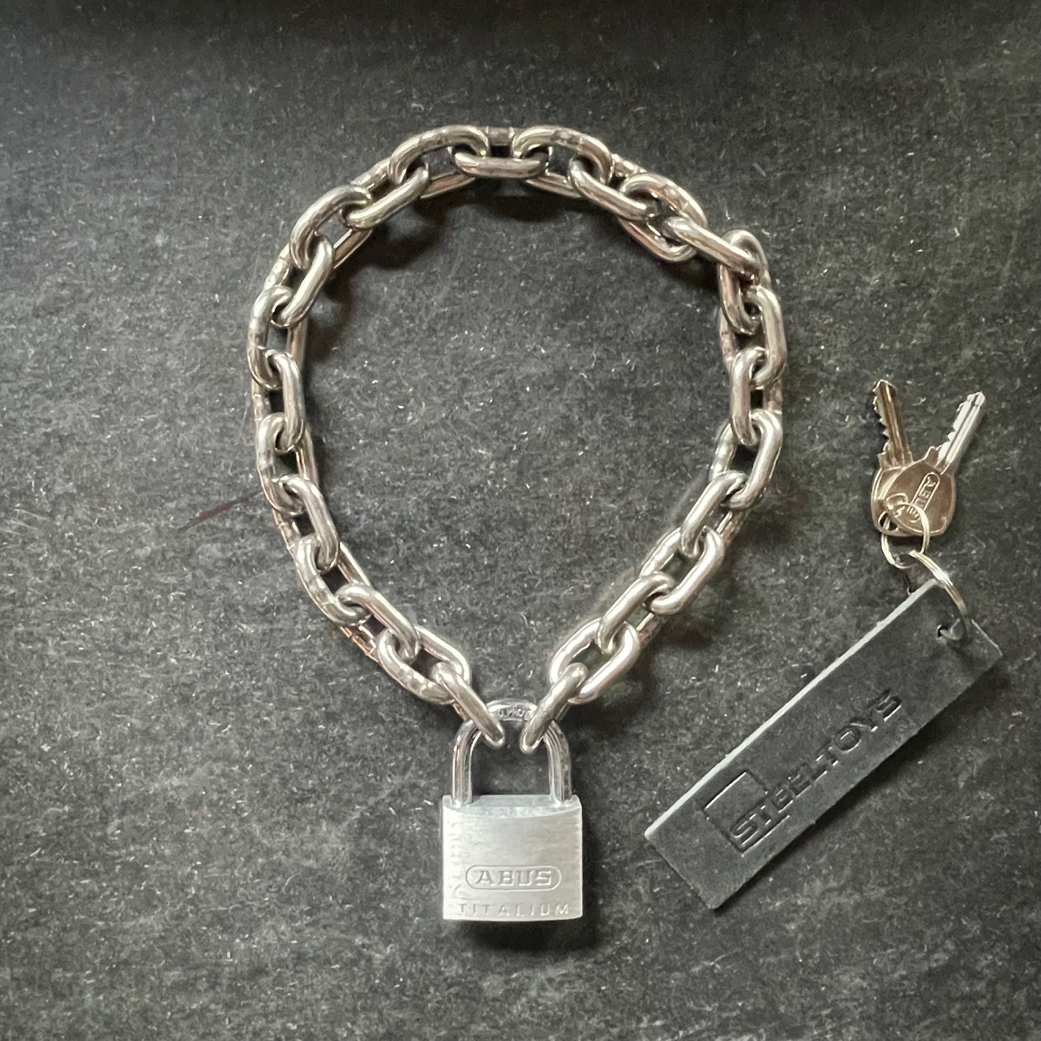 Steeltoys stainless nacklace 6mm. + ABUS lock