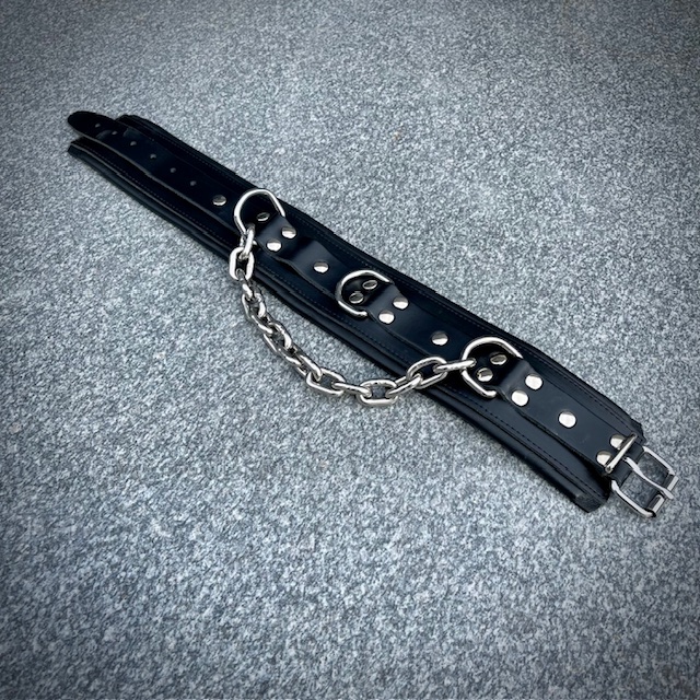 Lederen Hals-Boei 8 cm. Zwart + Zwarte Bies met vaste RVS Ketting - Afbeelding 4